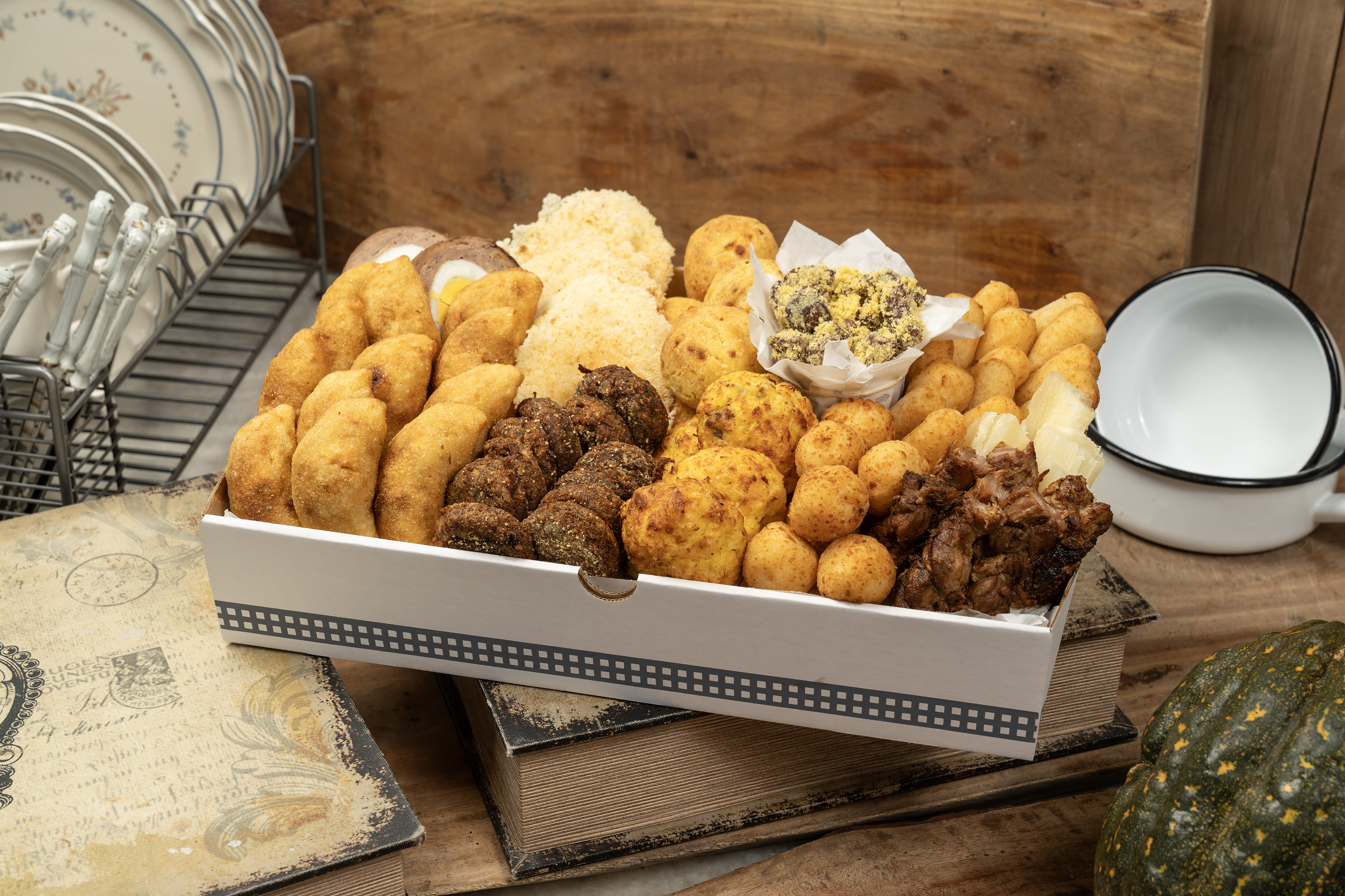 CAJA MEDIANA BOCADITOS TÍPICOS