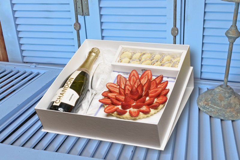 CAJA CON TARTA DE FRUTILLA